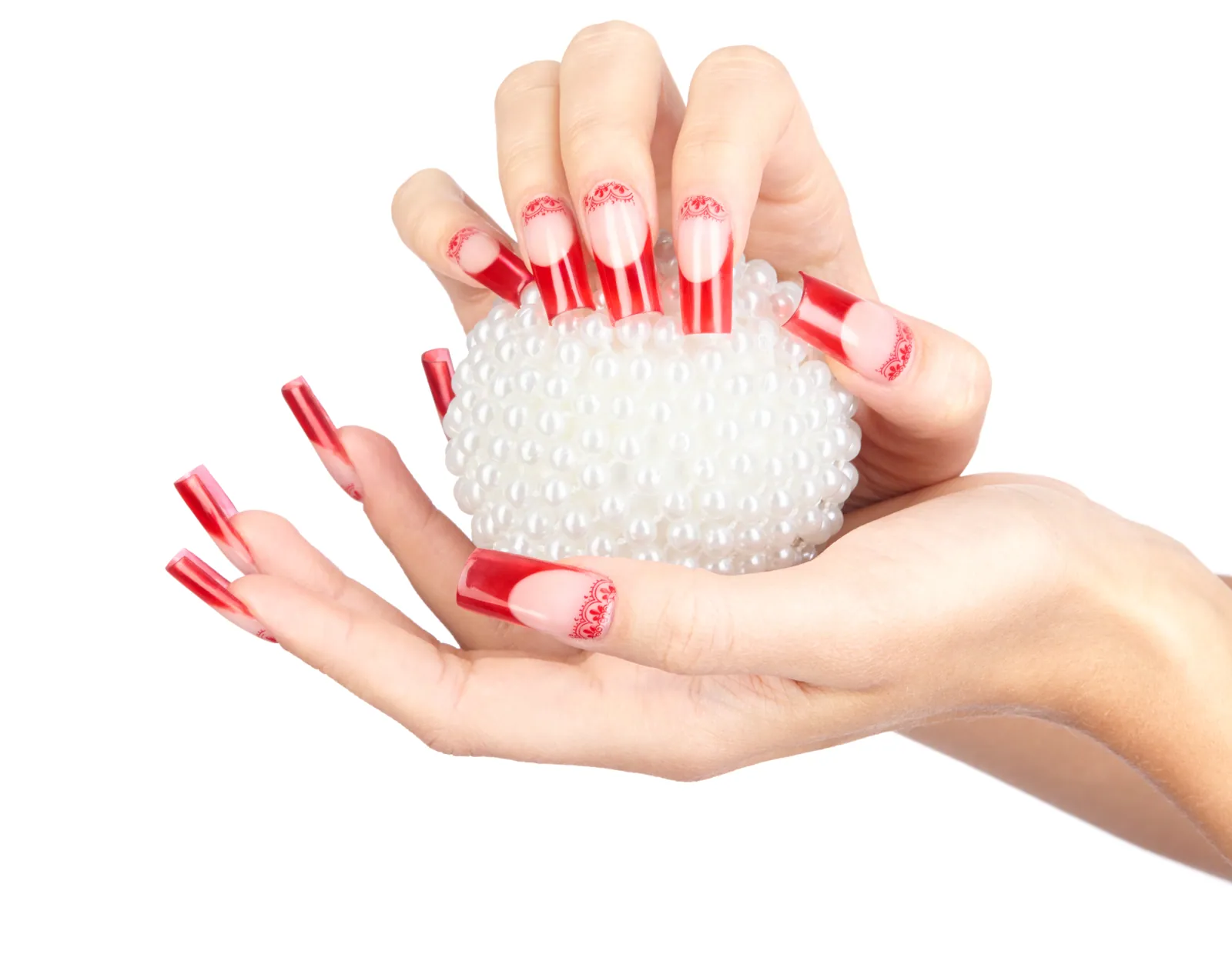 Hand mit rot lackierten Gelnägeln
